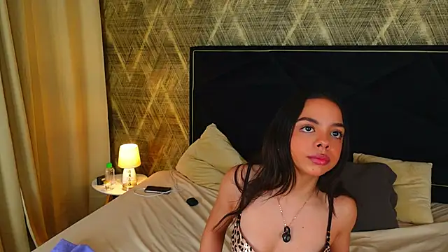 Snapshot of BambiRoses chatting on February 18, 5:16 am BambiRoses online show from February 18, 5:16 am