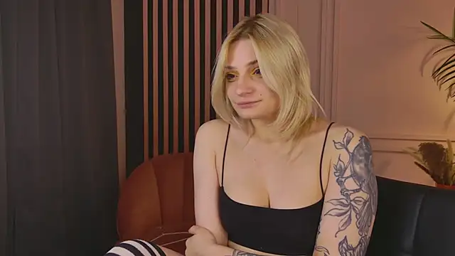 Snapshot of AvaSun chatting on February 5, 11:00 pm AvaSun online show from February 5, 11:00 pm