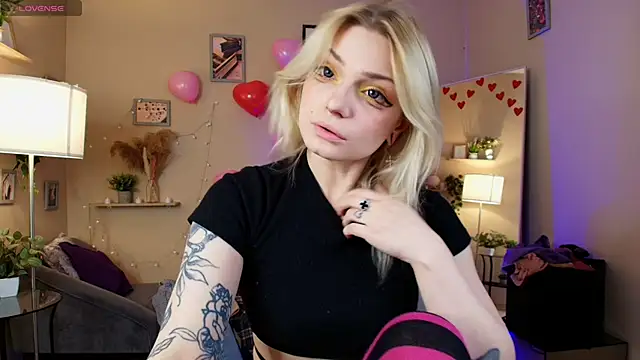 Snapshot of AvaSun chatting on February 18, 10:39 pm AvaSun online show from February 18, 10:39 pm