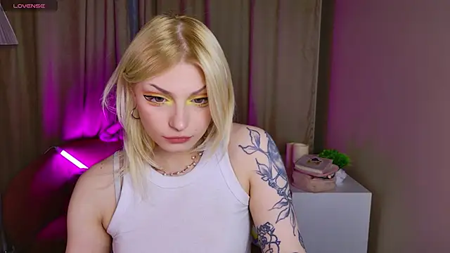 Snapshot of AvaSun chatting on February 28, 11:59 pm AvaSun online show from February 28, 11:59 pm