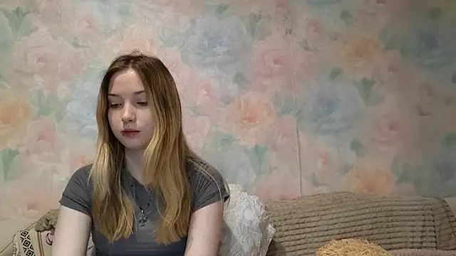 Snapshot of CuteLunya chatting on March 31, 4:42 pm CuteLunya online show from March 31, 4:42 pm