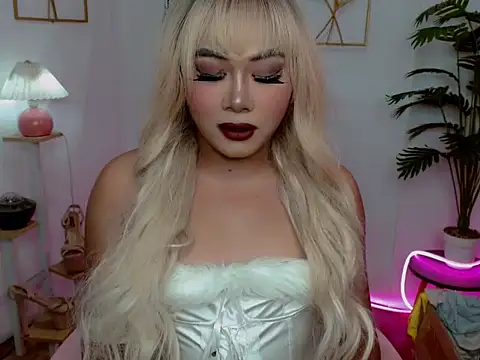 Serenity Mooree online show from March 27, 12:30 am