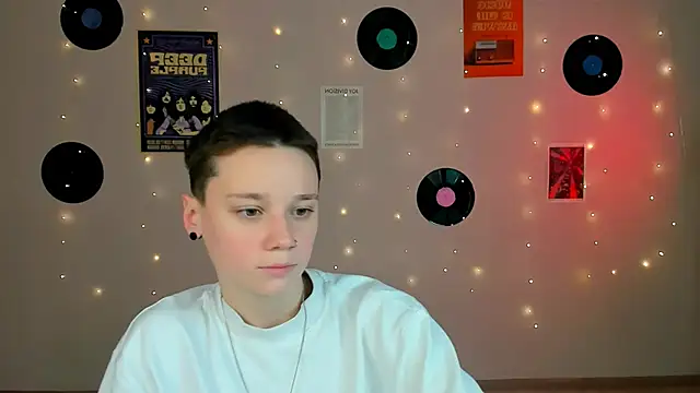 Snapshot of emi_fade chatting on February 2, 9:30 am emi fade online show from February 2, 9:30 am