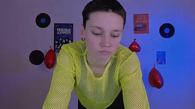 Snapshot of emi_fade chatting on February 19, 9:28 am emi fade online show from February 19, 9:28 am