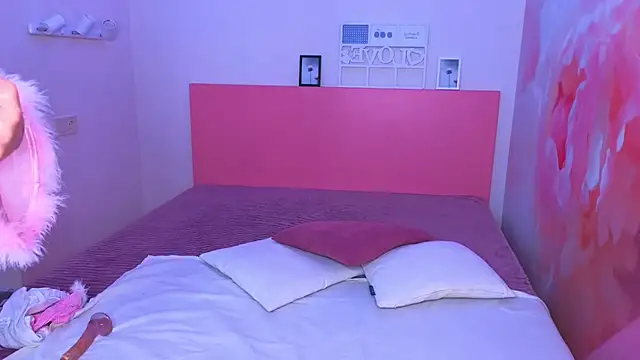 LuxSiren online show from April 11, 6:32 am