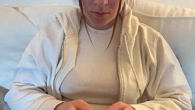 Lucyschickt online show from March 26, 5:28 am