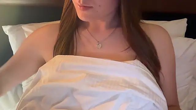 Snapshot of Lucyschickt chatting on June 5, 9:09 pm Lucyschickt online show from June 5, 9:09 pm