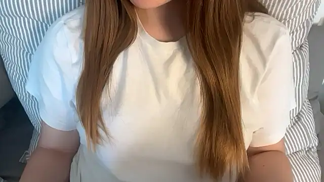 Snapshot of Lucyschickt chatting on July 9, 10:15 am Lucyschickt online show from July 9, 10:15 am