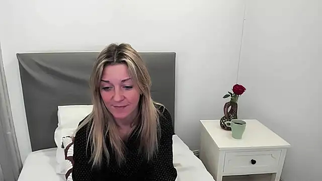 MileyXStar online show from February 4, 9:10 pm