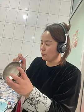 Snapshot of Youyou_12 chatting on March 2, 7:48 am Youyou 12 online show from March 2, 7:48 am