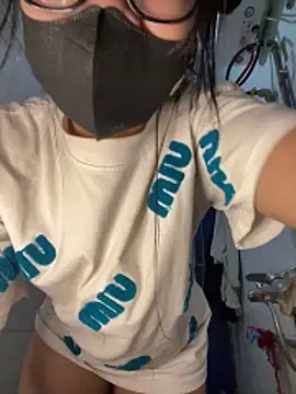 Snapshot of Leeeiuu chatting on February 1, 2:59 pm Leeeiuu online show from February 1, 2:59 pm