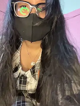 Snapshot of Leeeiuu chatting on February 20, 1:35 pm Leeeiuu online show from February 20, 1:35 pm