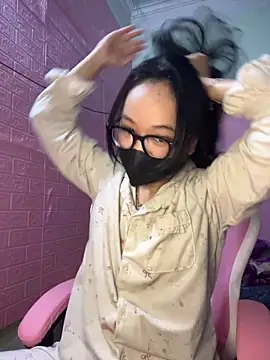 Snapshot of Leeeiuu chatting on February 23, 1:01 pm Leeeiuu online show from February 23, 1:01 pm