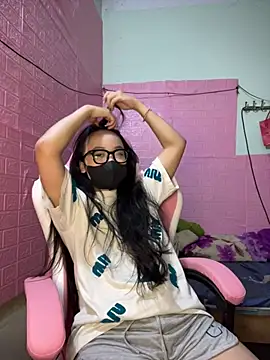 Snapshot of Leeeiuu chatting on February 21, 12:18 pm Leeeiuu online show from February 21, 12:18 pm