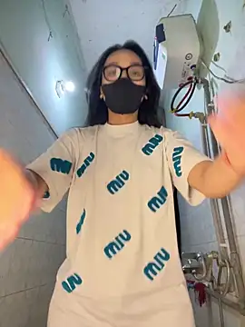 Snapshot of Leeeiuu chatting on February 10, 5:12 pm Leeeiuu online show from February 10, 5:12 pm