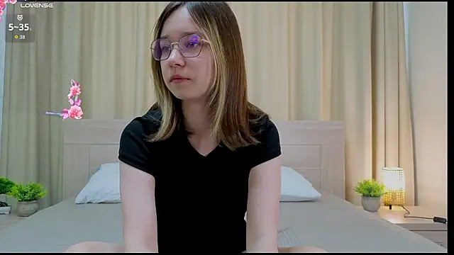 Snapshot of alorenna chatting on February 12, 6:24 am alorenna online show from February 12, 6:24 am