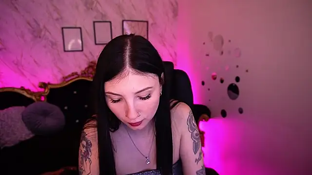 LunaaMay online show from April 15, 6:30 am