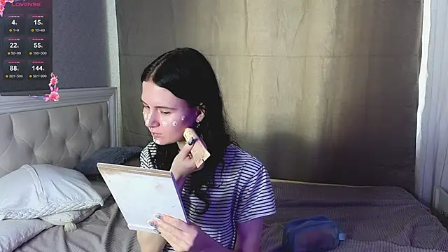 Snapshot of Glow_hollow chatting on February 22, 3:53 am Glow hollow online show from February 22, 3:53 am