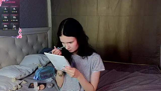 Snapshot of Glow_hollow chatting on February 21, 4:14 am Glow hollow online show from February 21, 4:14 am