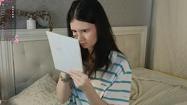 Snapshot of Glow_hollow chatting on February 8, 3:37 am Glow hollow online show from February 8, 3:37 am