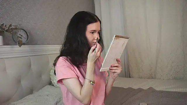 Snapshot of Glow_hollow chatting on February 11, 3:28 am Glow hollow online show from February 11, 3:28 am