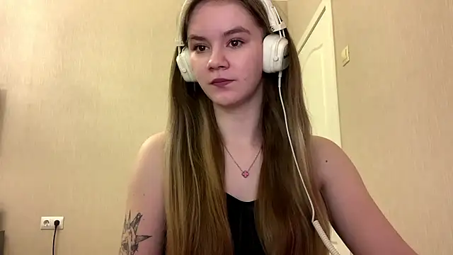 Snapshot of AgnesShy_ chatting on February 23, 7:42 am AgnesShy online show from February 23, 7:42 am