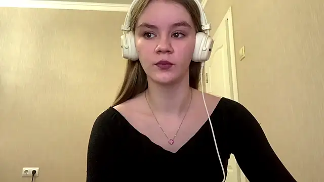 Snapshot of AgnesShy_ chatting on February 21, 7:10 am AgnesShy online show from February 21, 7:10 am