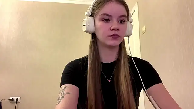 Snapshot of AgnesShy_ chatting on March 2, 7:26 am AgnesShy online show from March 2, 7:26 am