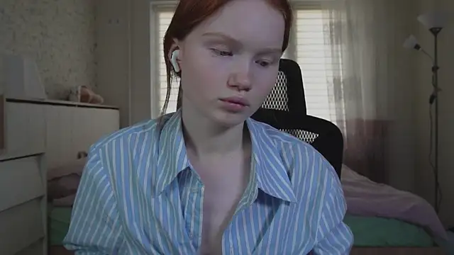Snapshot of Nellie_baby chatting on June 3, 1:01 pm Nellie baby online show from June 3, 1:01 pm