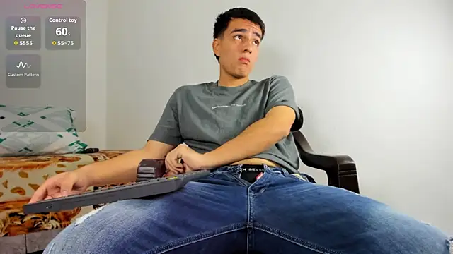 Snapshot of david_hot08 chatting on February 25, 3:29 am david hot08 online show from February 25, 3:29 am