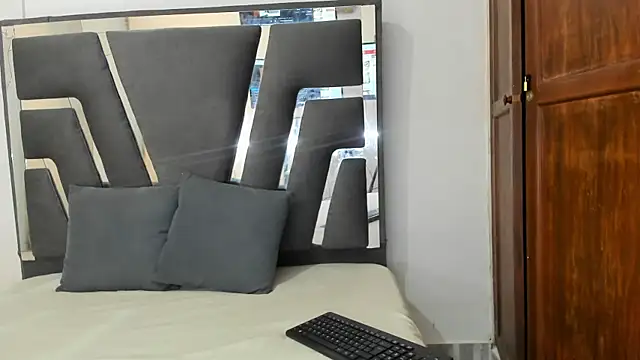 SamanthaHill  online show from February 7, 7:55 pm