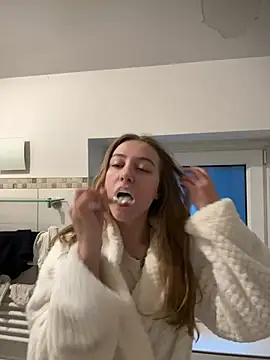 Snapshot of romyxxs chatting on February 3, 7:02 am romyxxs online show from February 3, 7:02 am