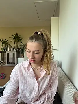 romyxxs online show from April 23, 4:41 pm