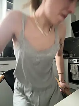 Snapshot of romyxxs chatting on February 9, 12:36 pm romyxxs online show from February 9, 12:36 pm