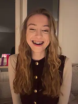 Snapshot of romyxxs chatting on February 4, 10:27 pm romyxxs online show from February 4, 10:27 pm