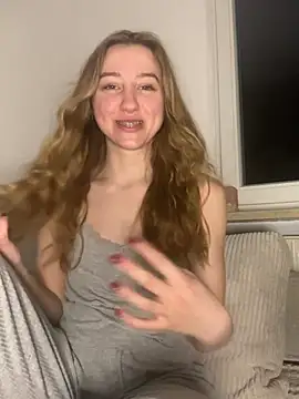 Snapshot of romyxxs chatting on February 23, 2:57 am romyxxs online show from February 23, 2:57 am