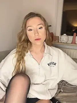 Snapshot of romyxxs chatting on February 24, 10:43 pm romyxxs online show from February 24, 10:43 pm