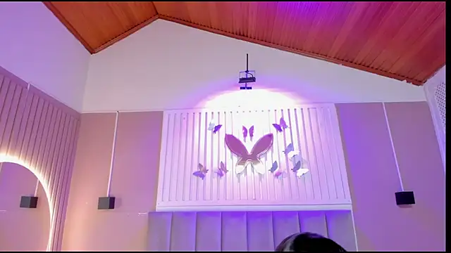  Kailythompson online show from April 4, 7:31 pm