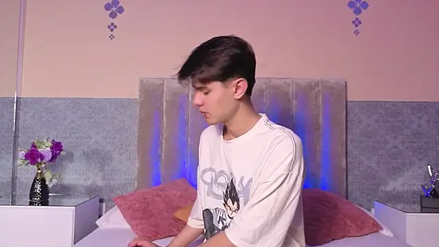 Snapshot of Derek_Sinn chatting on February 12, 8:19 pm Derek Sinn online show from February 12, 8:19 pm