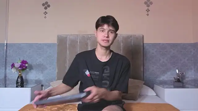 Snapshot of Derek_Sinn chatting on February 13, 7:47 pm Derek Sinn online show from February 13, 7:47 pm