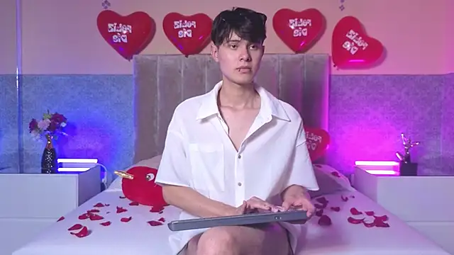 Snapshot of Derek_Sinn chatting on February 14, 9:15 pm Derek Sinn online show from February 14, 9:15 pm