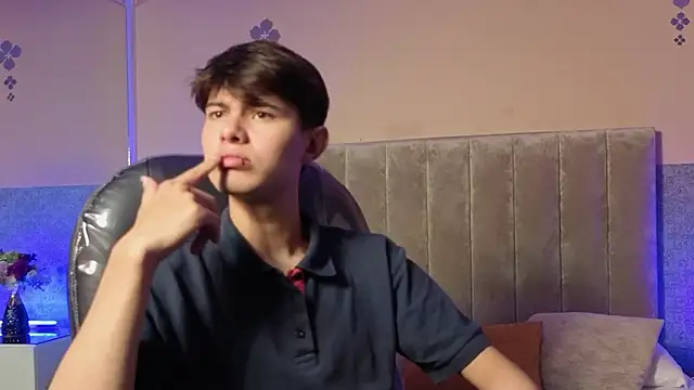 Snapshot of Derek_Sinn chatting on February 28, 7:46 pm Derek Sinn online show from February 28, 7:46 pm