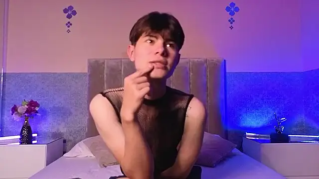 Snapshot of Derek_Sinn chatting on February 20, 8:11 pm Derek Sinn online show from February 20, 8:11 pm