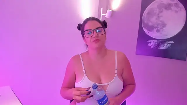 Snapshot of Valenvega_ chatting on February 3, 2:53 am Valenvega online show from February 3, 2:53 am