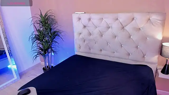 Snapshot of Valenvega_ chatting on April 18, 12:40 pm Valenvega online show from April 18, 12:40 pm