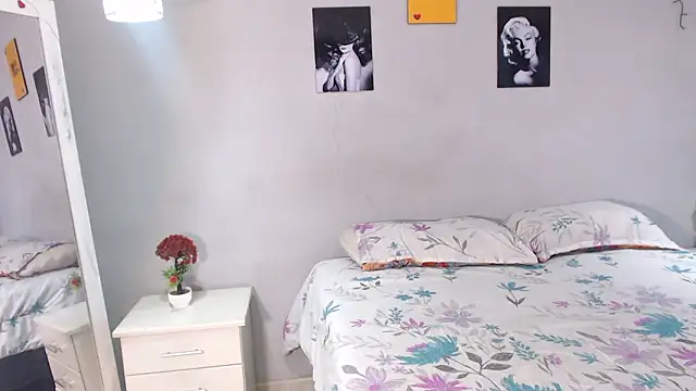 Snapshot of arianna_rossi11 chatting on February 13, 1:44 pm arianna rossi11 online show from February 13, 1:44 pm