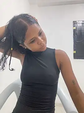 LIA PARKERR online show from April 12, 7:50 pm