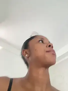 LIA PARKERR online show from April 8, 10:00 pm