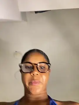 LIA PARKERR online show from March 25, 3:17 am