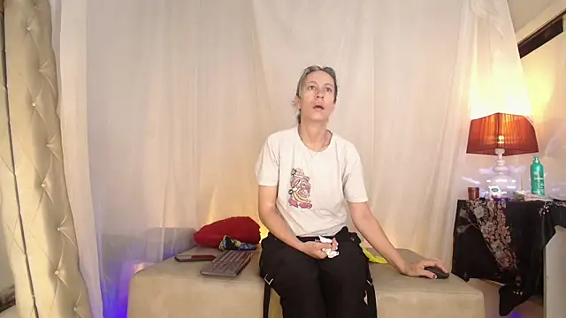 Snapshot of laurasofia45 chatting on June 19, 11:27 am laurasofia45 online show from June 19, 11:27 am